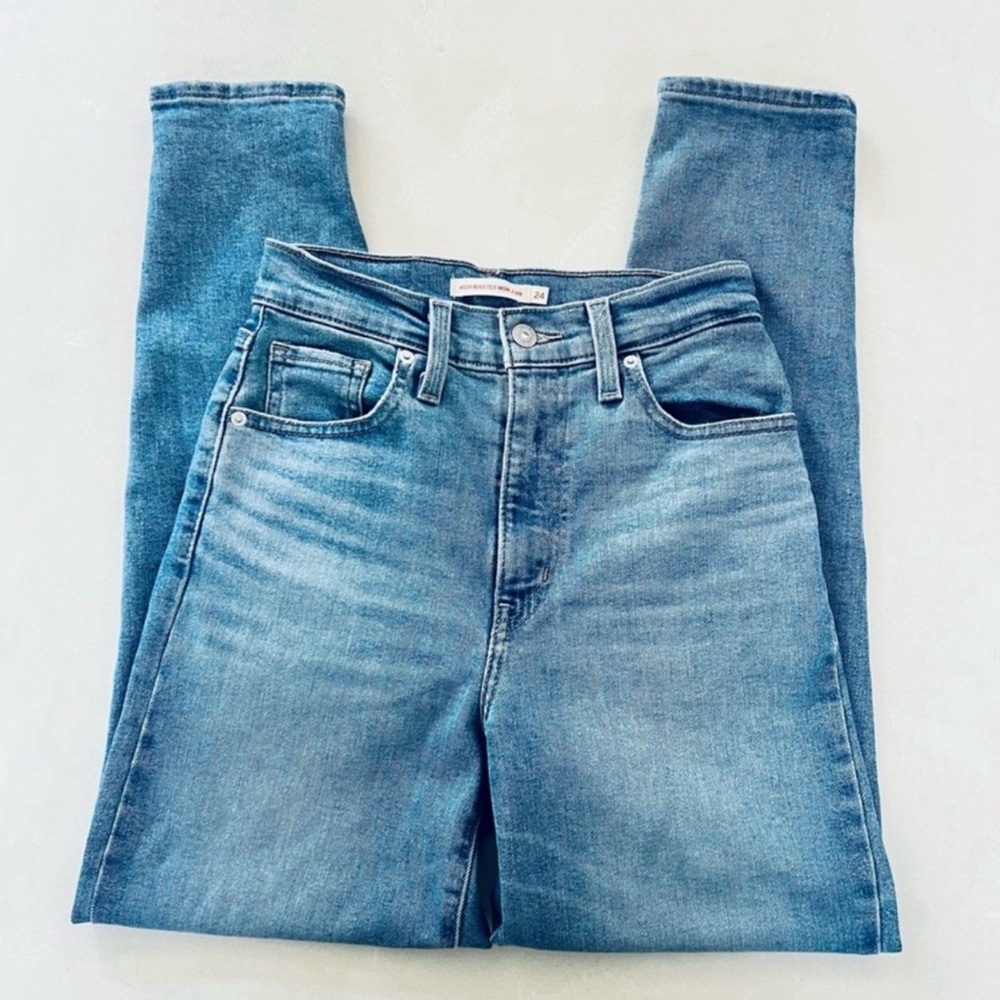 Levi’s High Waisted Mom Jean 24